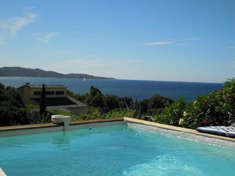 Pont de bateau, Meerblick mit privatem Pool