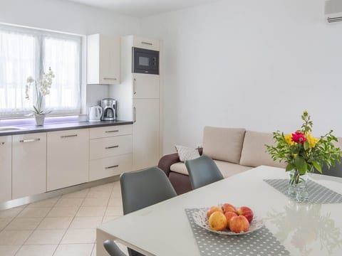 Wohnung in Okrug Gornji mit Garten und Grill
