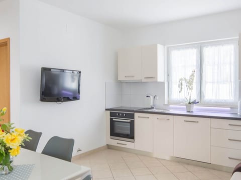 Wohnung in Okrug Gornji mit Garten und Grill