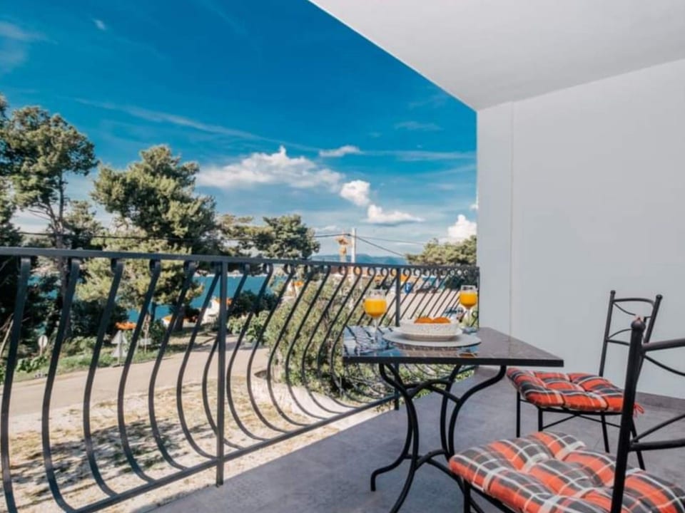 Appartamento Esthera 4 con balcone e vista mare - Okrug Donji
