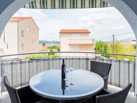 Wohnung in Okrug Gornji mit Garten und Grill