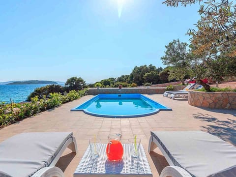 Charmante Villa Serenity am Strand mit Pool