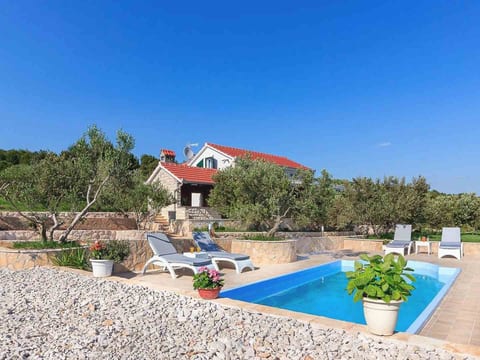 Charmante Villa Serenity am Strand mit Pool