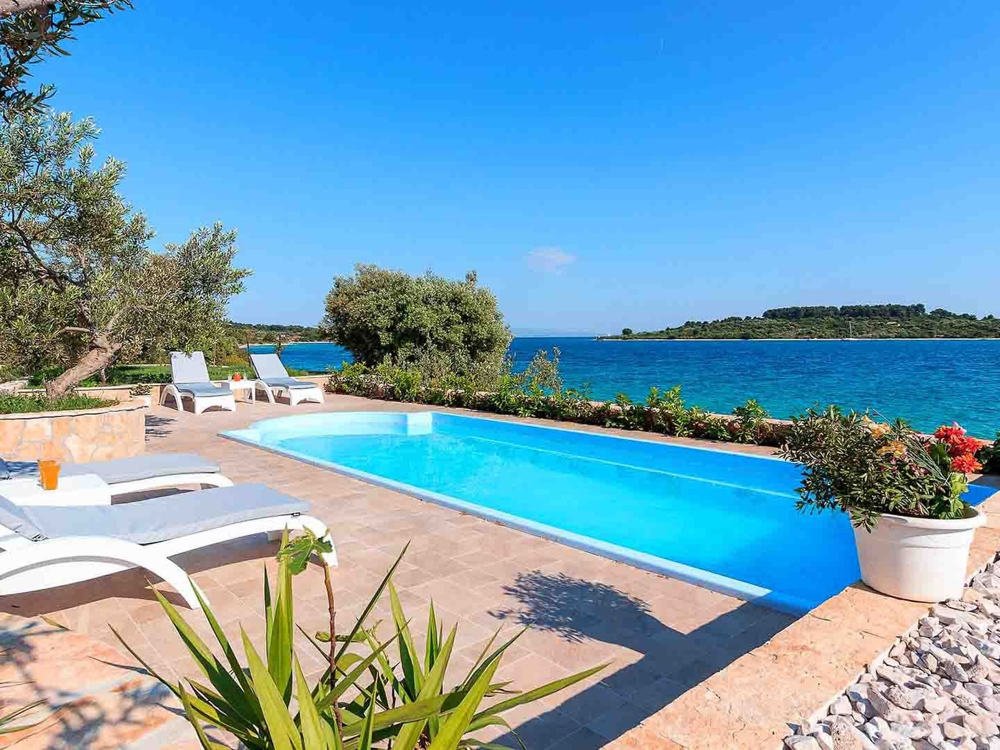 Charmante Villa Serenity am Strand mit Pool