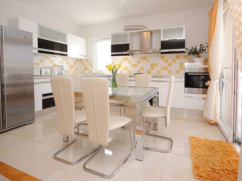 Geräumige Wohnung in erster Reihe zum Strand in Okrug