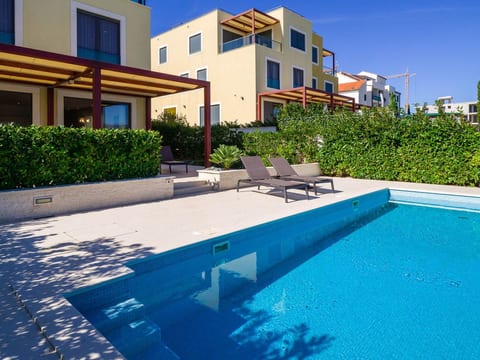 Luxuriöse Villa Golden C am Strand mit Pool