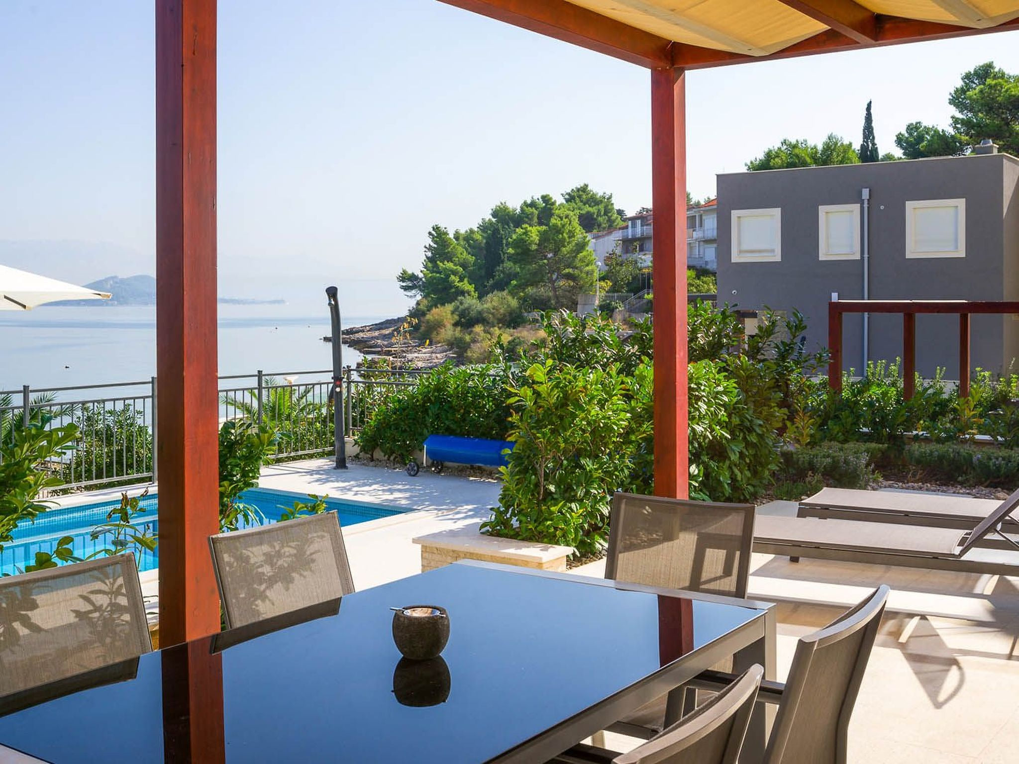 Luxuriöse Villa Golden B am Strand mit Pool