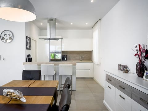 Modernes Apartment in Slatine mit privatem Parkplatz