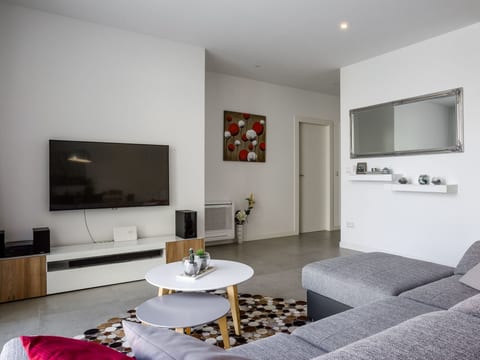 Modernes Apartment in Slatine mit privatem Parkplatz