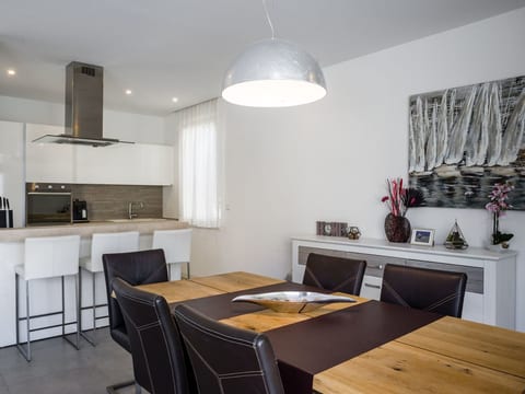 Modernes Apartment in Slatine mit privatem Parkplatz