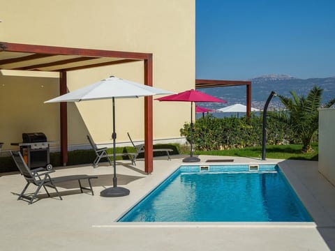 Luxuriöse Villa Golden D am Strand mit Pool