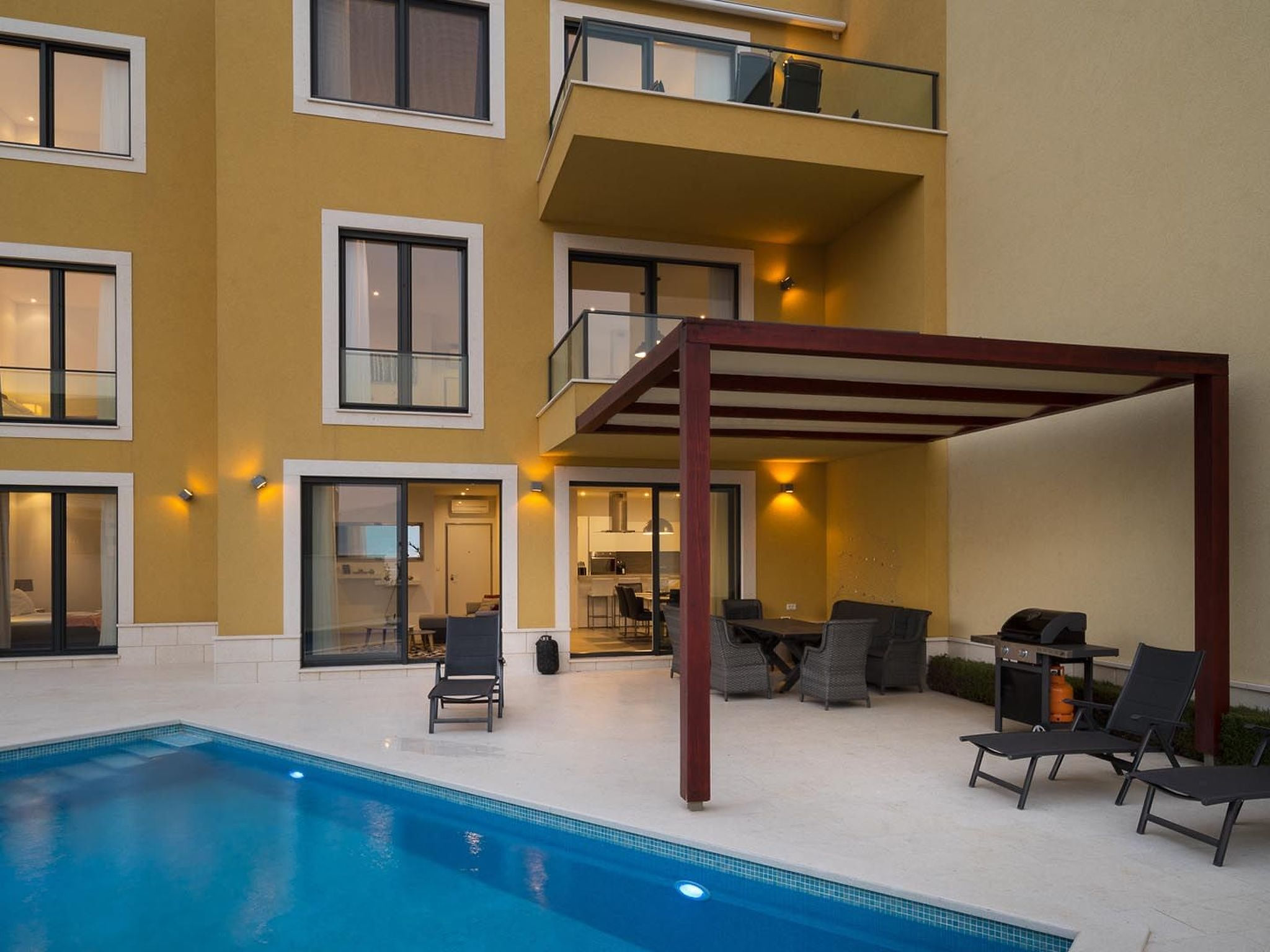 Luxuriöse Villa Golden D am Strand mit Pool
