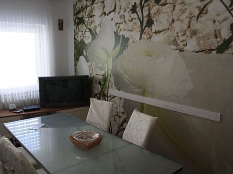 Wohnung in Seget Donji mit Grill und Garten