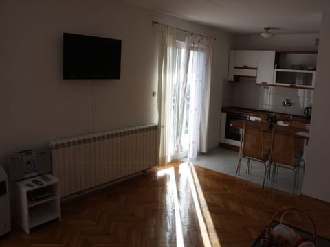 Gemütliche Wohnung in Seget Donji mit Grill und Garten