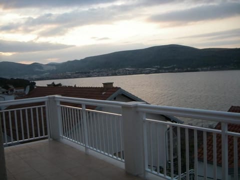 im 2. Stock mit Balkon und Meerblick