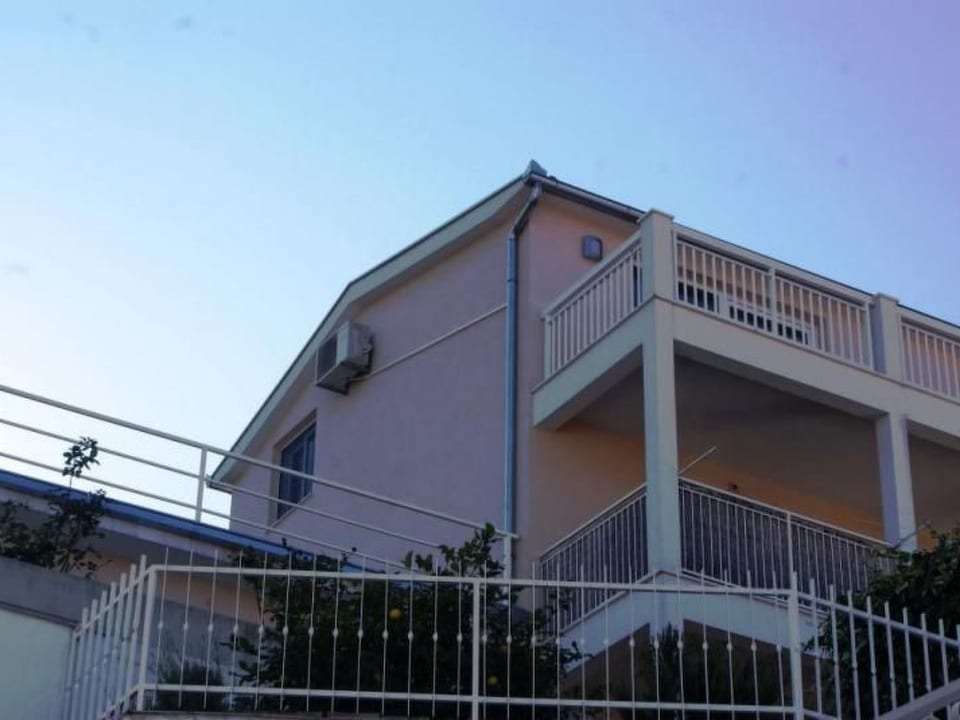 Erdgeschosswohnung mit Terrasse und Meerblick - Trogir