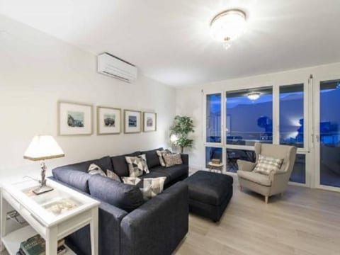 Elegante Penthouse-Wohnung mit Seeblick