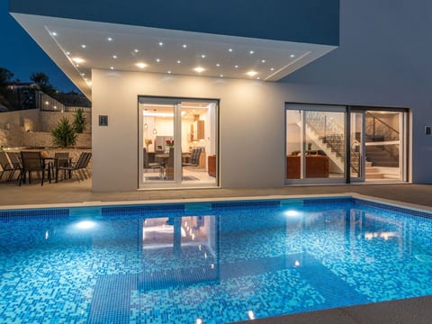 Luxuriöse Villa Fantasy mit Meerblick und Pool i