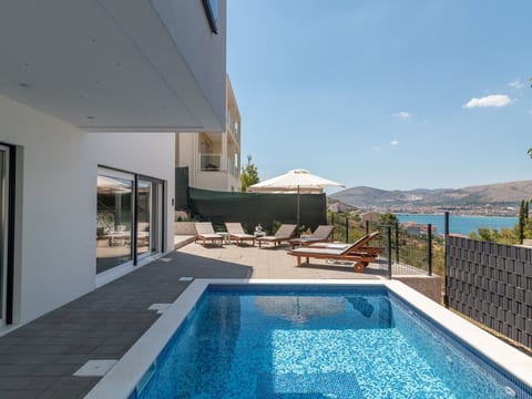 Luxuriöse Villa Fantasy mit Meerblick und Pool i