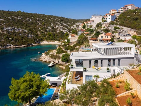 Haus in Vinišće mit Außenterrasse