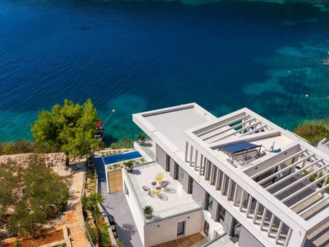 Haus in Vinišće mit Außenterrasse