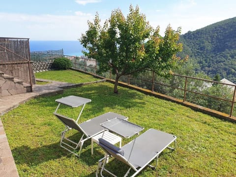 in Varazze mit Garten und Parkplatz