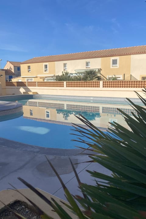 Seaside Tropical Duplex mit Pool
