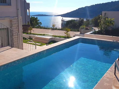 Schöne Villa Stella mit Meerblick und beheiztem Pool