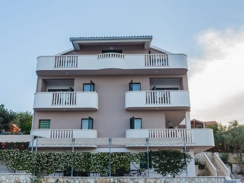 Strandnahes Ferienhaus mit Garten in Ražanj