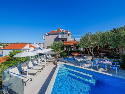 Strandnahes Ferienhaus mit Garten in Ražanj