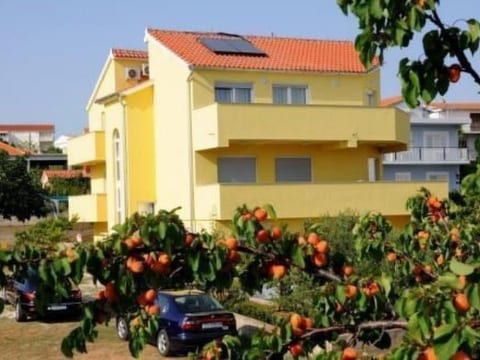 Moderne Ferienwohnung in Vodice mit Grill
