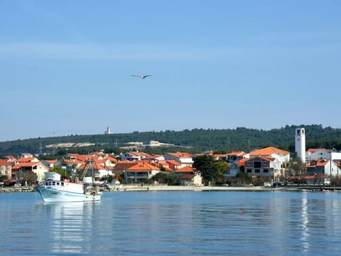 "Nani" mit Blick auf das Wasser