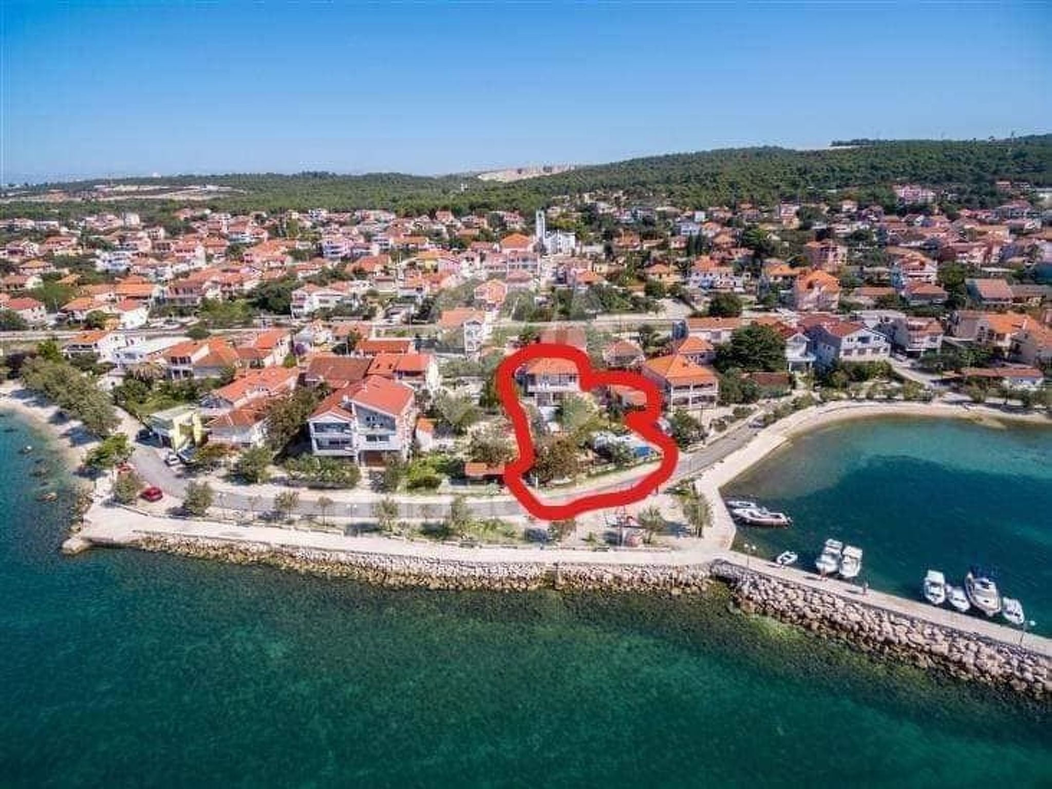"Nani" mit Blick auf das Wasser