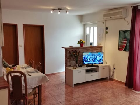 Geräumige Wohnung in Starigrad mit privatem Parkplatz und Bergblick
