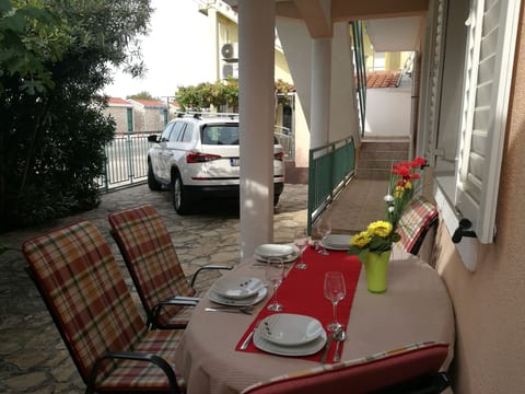 Geräumige Wohnung in Starigrad mit privatem Parkplatz und Bergblick