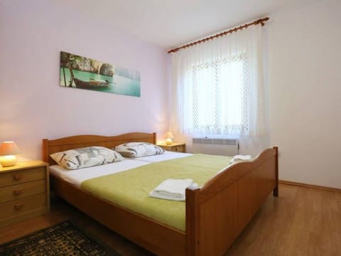 Geräumige Wohnung in Starigrad mit privatem Parkplatz und Bergblick