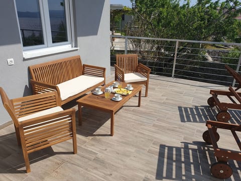 Wohnung in Cesarica mit Privater Terrasse