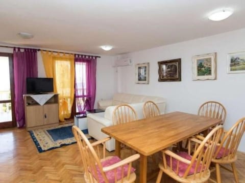 Appartement in Dramalj mit Möbliertem Balkon