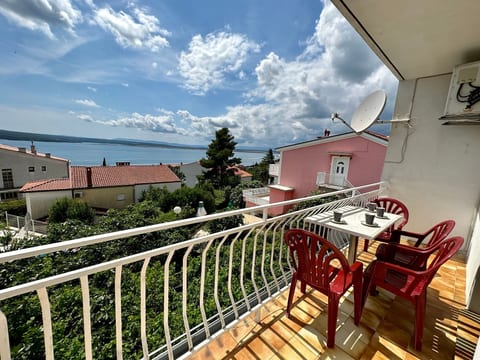 Nette Ferienwohnung in Dramalj mit Grill und Terrasse und Meerblick