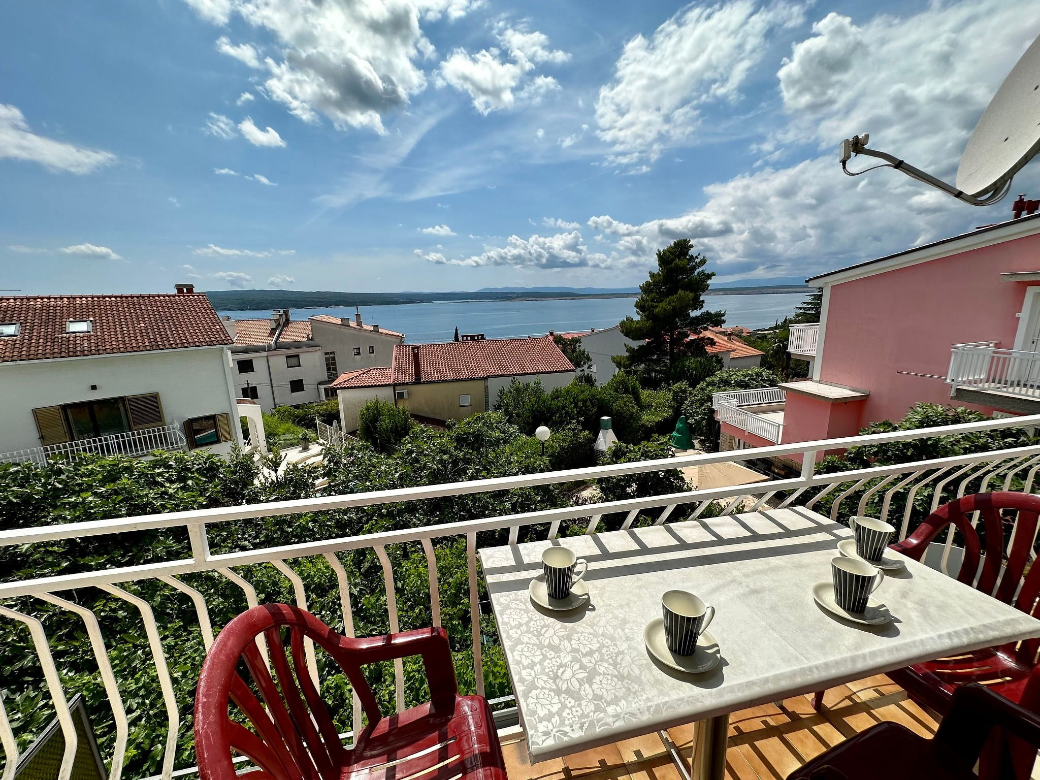 Nette Ferienwohnung in Dramalj mit Grill und Terrasse und Meerblick