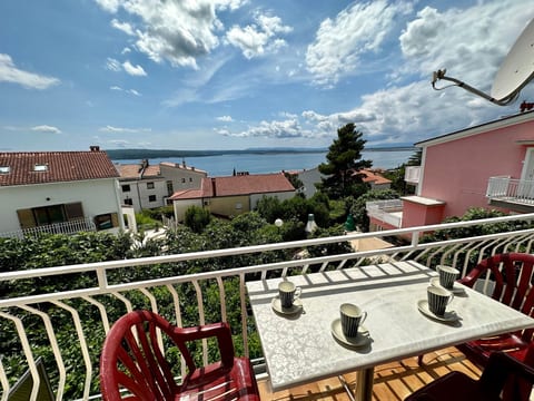 Nette Ferienwohnung in Dramalj mit Grill und Terrasse und Meerblick