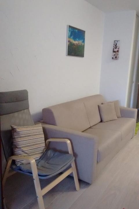 2 Zimmer Gartenwohnung mit Pool