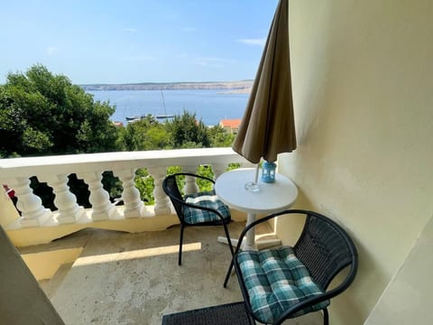 Wohnung in Jadranovo mit Kleinem Balkon