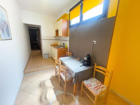 Appartement in Jadranovo mit Terrasse, Grill und Garten