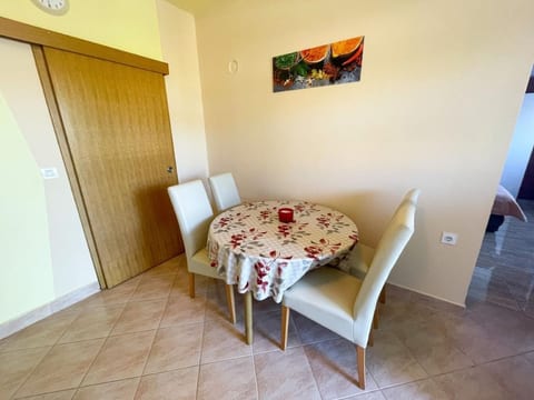 Nette Ferienwohnung in Jadranovo mit Terrasse, Garten und Grill