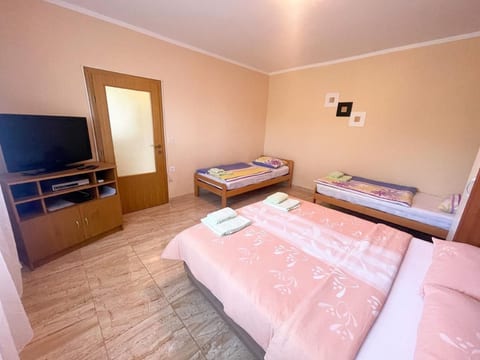 Nette Ferienwohnung in Jadranovo mit Terrasse, Garten und Grill