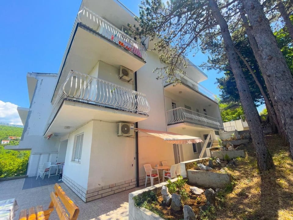 Nette Ferienwohnung in Jadranovo mit Terrasse, Garten und Grill - Crikvenica