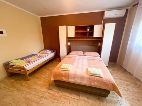 Nette Ferienwohnung in Jadranovo mit Terrasse, Garten und Grill