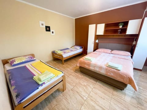Nette Ferienwohnung in Jadranovo mit Terrasse, Garten und Grill
