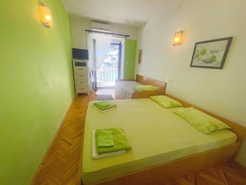 Wohnung in Jadranovo mit Grill und Garten